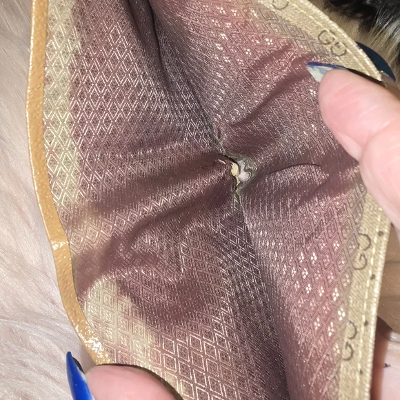 Vintage Gucci wallet or pouch featuring the iconic GG Supreme - Picture 9 of 11